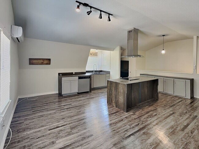 Foto del edificio - Private Back Unit Living with a Touch of Country Charm!