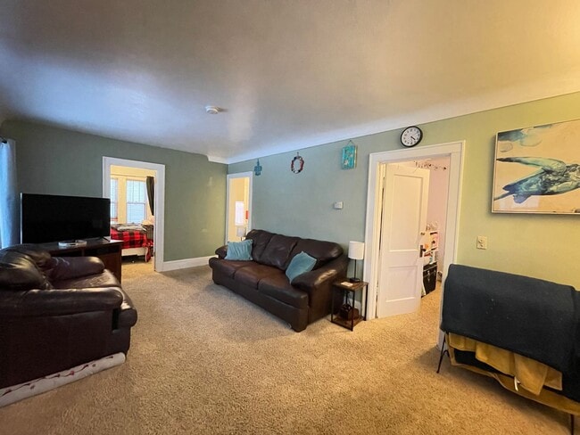 Building Photo - AVAILABLE JUNE 1st - 2 Bed 1 Bath Near Campus