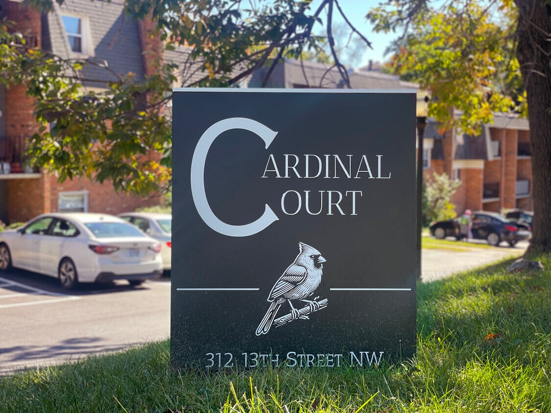 Corte Cardenal - Cardinal Court
