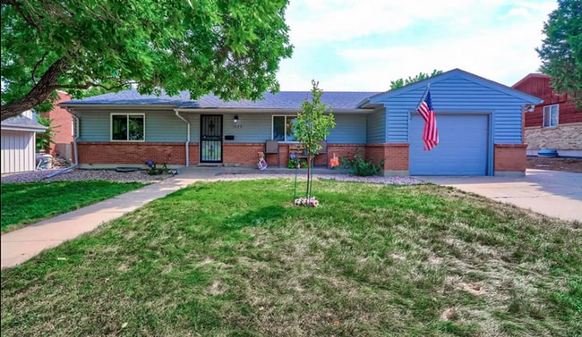 Building Photo - Huge room in a large shared home, private bathroom, great neighborhood, friendly roommates!