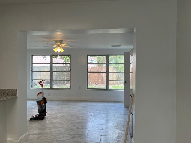 Building Photo - 2423 Vermont Ave E