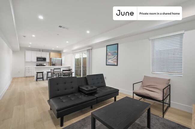 Foto del edificio - Private bedroom in 3 bed/2 bath Home