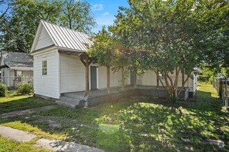 Building Photo - 1601 S Willow St
