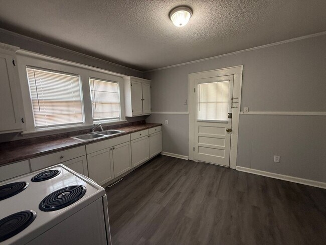 Foto del edificio - Three bedroom, 1 bath house in Burlington