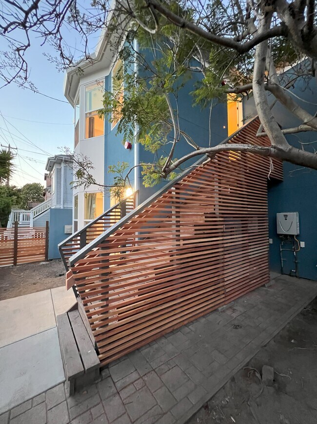 Building Photo - 5534 Beaudry St