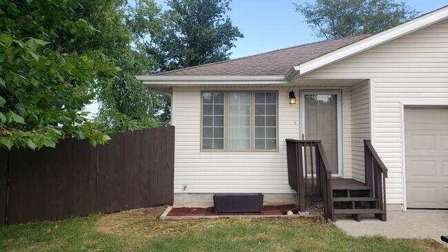 Exterior frontal y entrada cubierta - 2977 West Village Lane