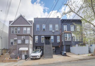 Building Photo - 28 Spruce St