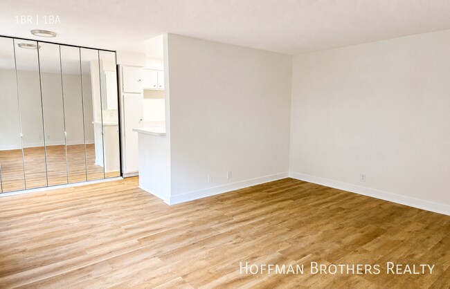 Building Photo - 1226 Larrabee St