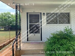 Building Photo - 204 W Lampasas St