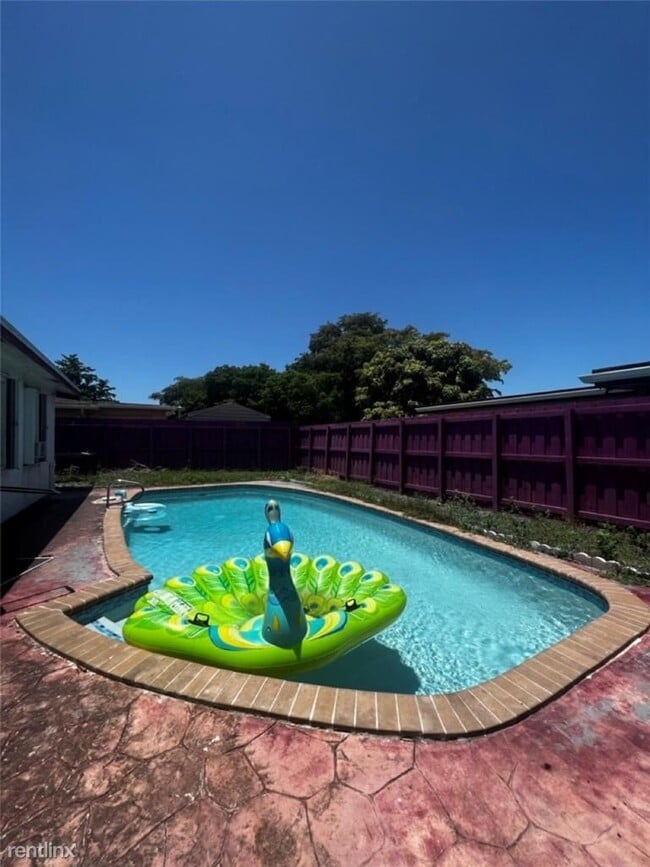 Building Photo - 3 br, 2 bath House - 8241 SW 3rd Ct