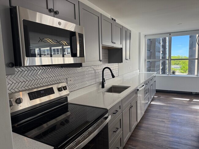 Foto del edificio - 655 W Irving Park Rd