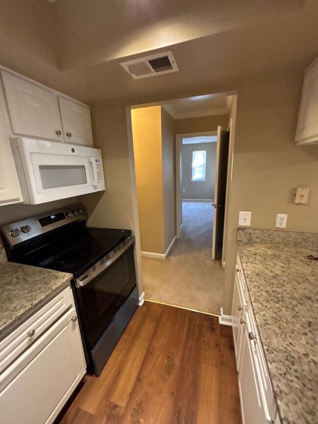 Building Photo - 18336 Streamside Dr