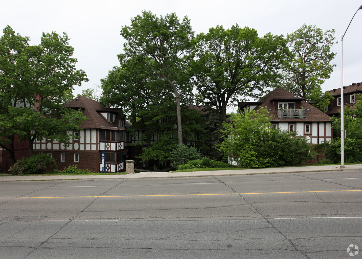 Primary Photo - 2520 Bloor St W