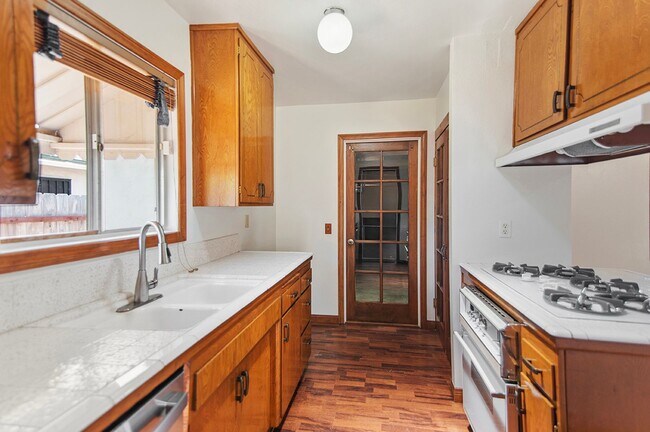 Foto del edificio - Charming 3-Bedroom Home on Corner Lot in E...