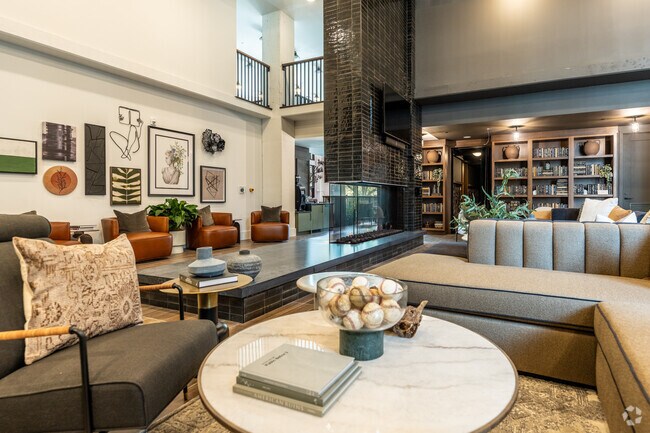 Sala de estar junto a la chimenea - NOVEL Scott's Addition by Crescent Communities