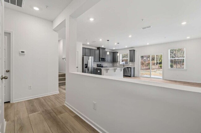 Building Photo - Spacious 3-Bed Townhouse w/ Two Car Garage