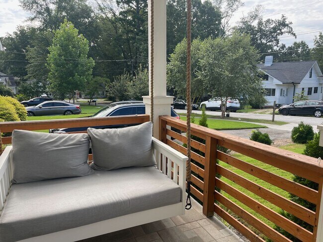 Building Photo - Convenient Living in West End