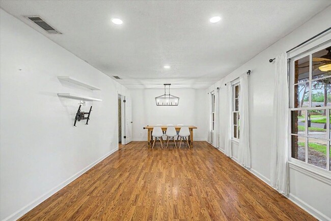 Building Photo - 4 bedroom house in Hesse school district