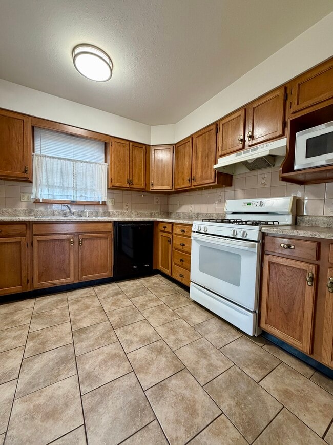 Building Photo - 114 Clearwater Ct