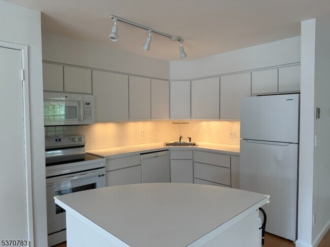 Foto del edificio - 301 Claremont Ave