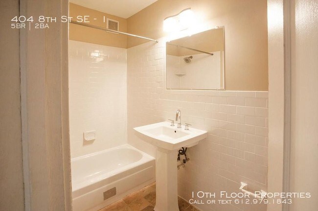 Building Photo - 404 8th St SE - 1 - 5 beds, 2 full baths