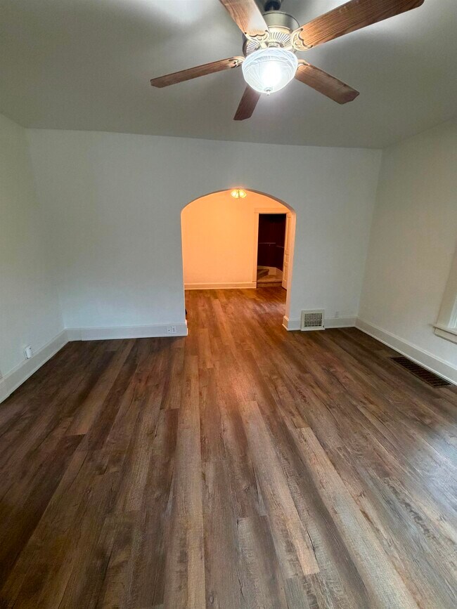 Foto del edificio - 652 N Oak St