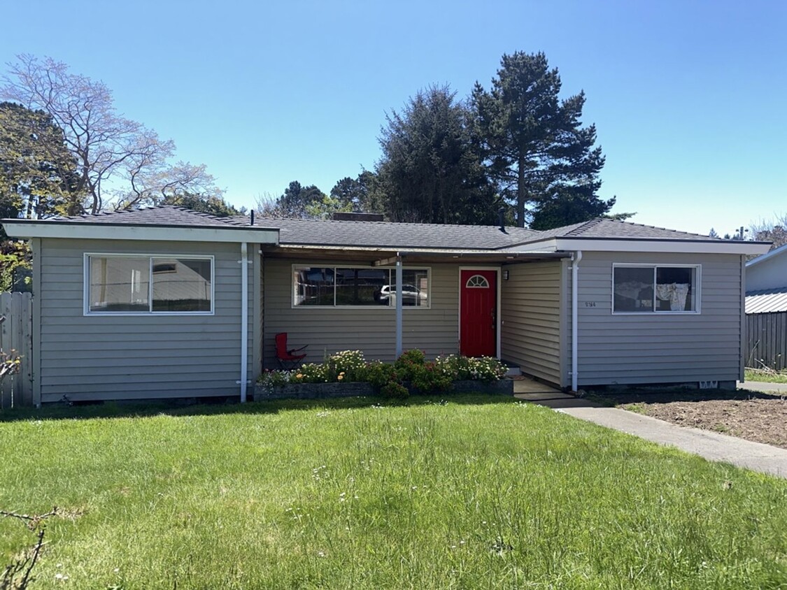 Primary Photo - This pet-friendly home offers a spacious l...
