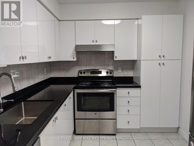 Building Photo - 18-2318 Sommerset Way