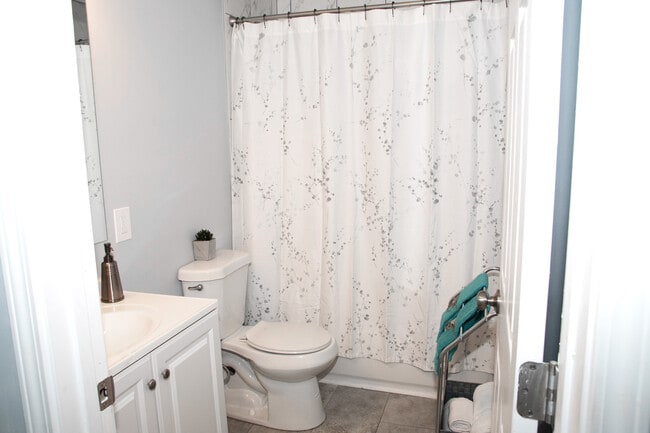 Shared bathroom - 2924 1st Ave SW