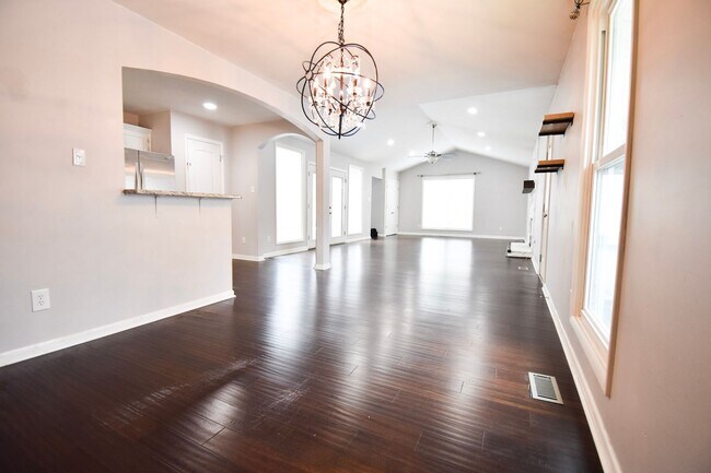 Building Photo - 3 Bedroom 2 Bathroom Home with Courtyard