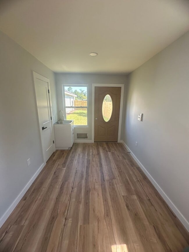 Building Photo - 7209 Lake Suzzanne Ln