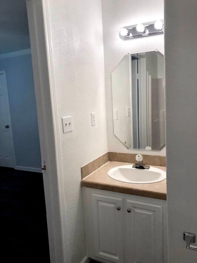 Foto del edificio - Room For Rent