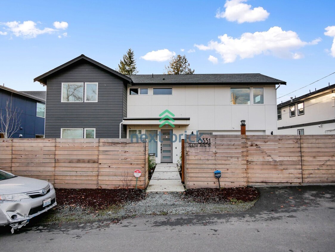 Foto principal - Stunning custom home 5 bedrooms and 3.5 ba...