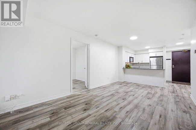 Building Photo - 30 Grand Trunk Crescent