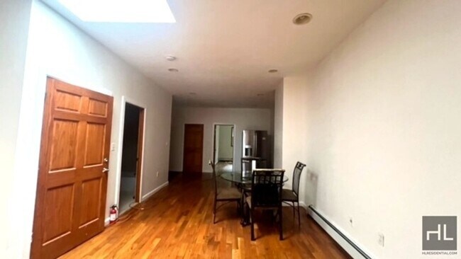 Foto del edificio - VERY SUNNY AND LARGE 3 BEDROOMS QUINCY STR...