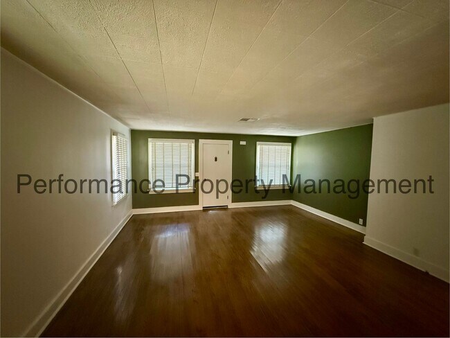 Foto del edificio - Gorgeous 3 Bed/2 Bath Taft Home w/ Finished Basement, 3 Car Garage & $0 Deposit Option