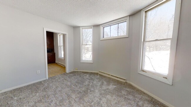 Foto del edificio - 325 N 10th Ave W