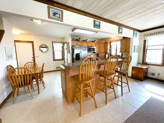 Foto del edificio - 5 Bed 2 Bath Annual Rental