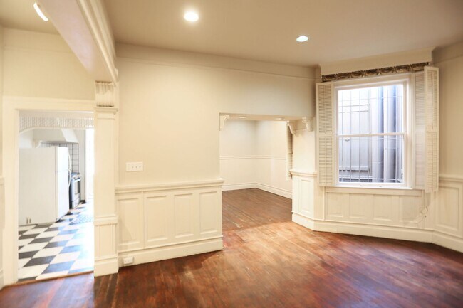 Building Photo - Top Floor 2BR/1BA in South of Market, Priv...
