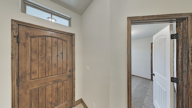 Building Photo - 4 Bedroom 2 Bath 2 Car Garage Home central...