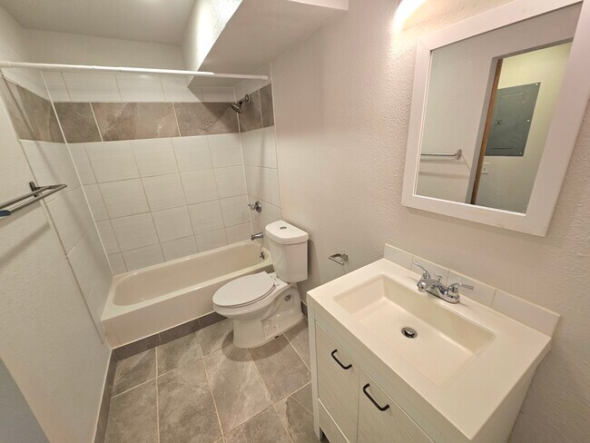 Baño n.° 102 - 12th and Wads Residences