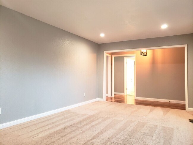 Building Photo - Stunning Single Family in Willow Creek Est...