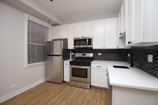 Building Photo - 656 W Wrightwood Ave