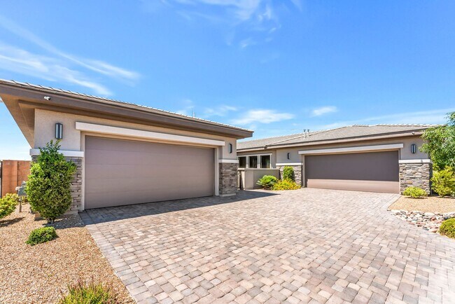 Foto del edificio - Luxury Multigenerational Estate with Resort-Style Living in a Private Gated Enclave!