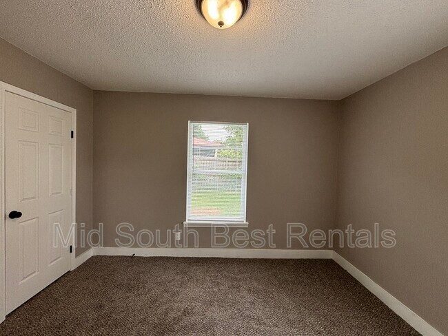 Foto del edificio - 801 Sharp Dr