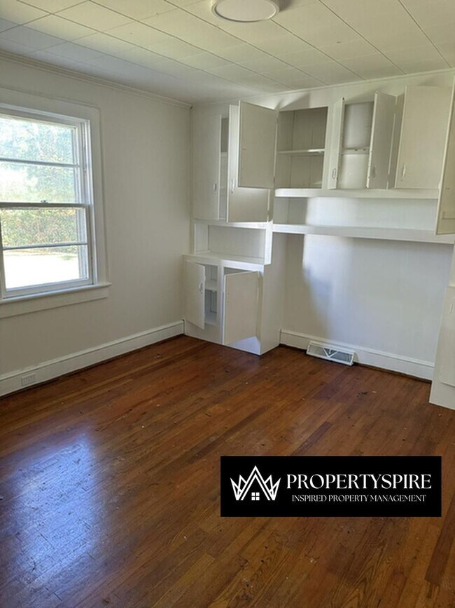 Foto del edificio - Charming 3 Bed 2 Bath Room Home In Salisbu...