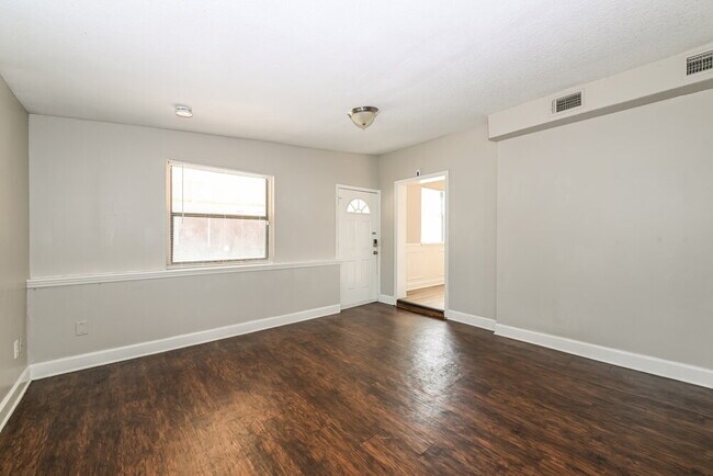 Foto del edificio - 2611 Lowes Pl