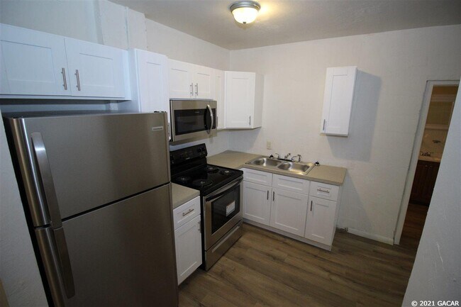 Foto del edificio - 643 NE Waldo Rd