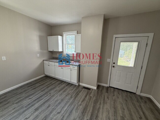 Building Photo - Three Bedroom | Updated | EHA Accepted