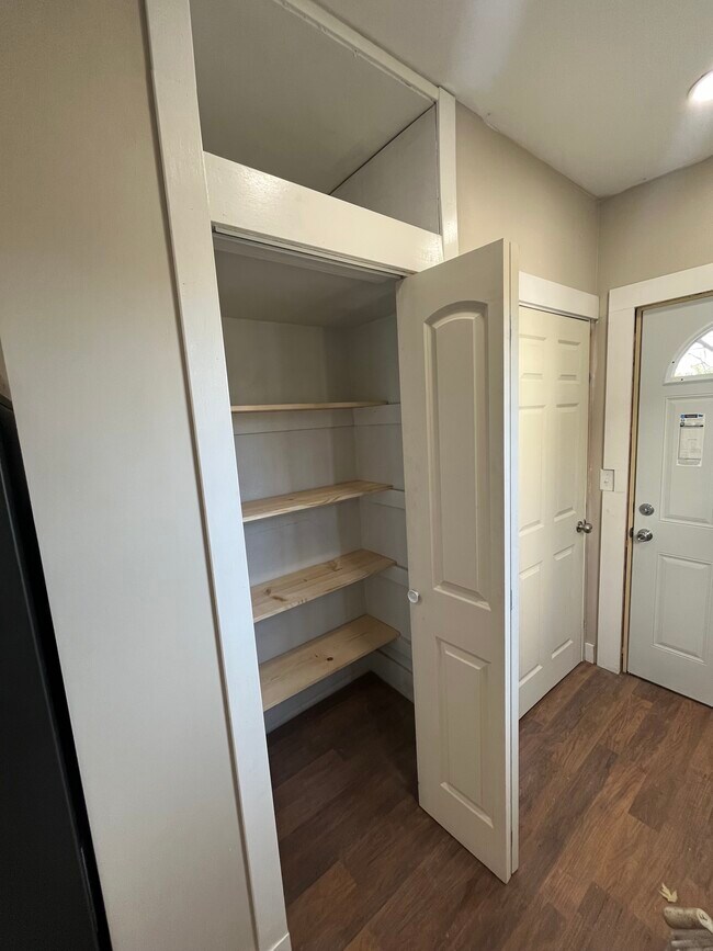 Foto del edificio - 810 E 8th St